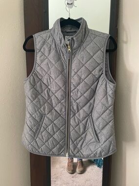 Quilted Sleeveless Vest in Light Gray. Size medium